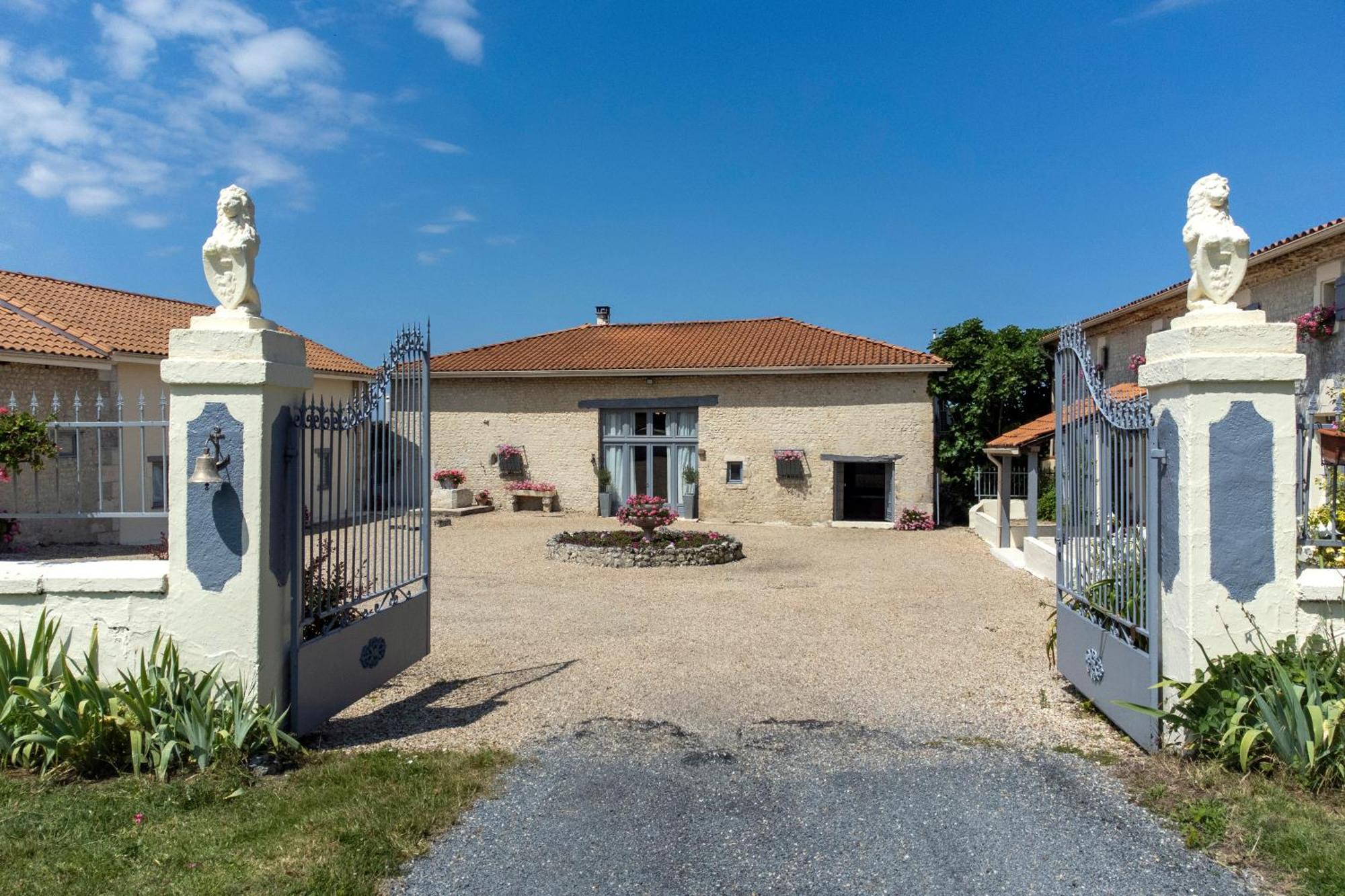 Domaine Chez Les Rois Bed & Breakfast Berneuil  Dış mekan fotoğraf